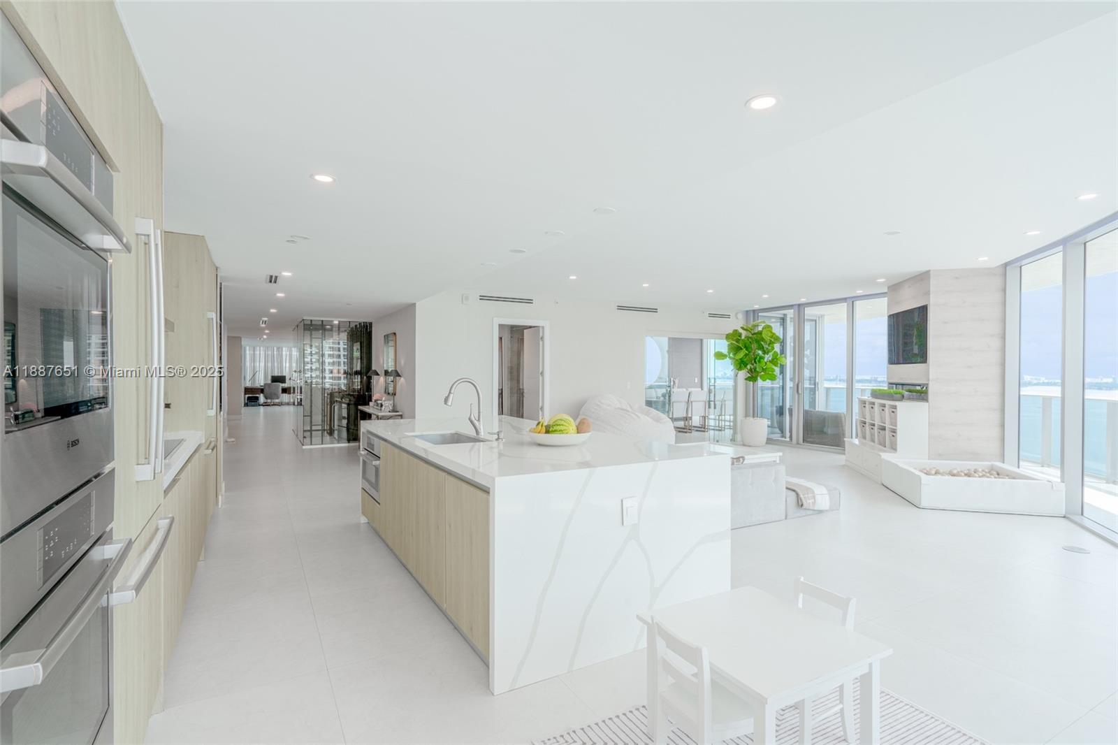488 NE 18th St Unit: 2612/2615