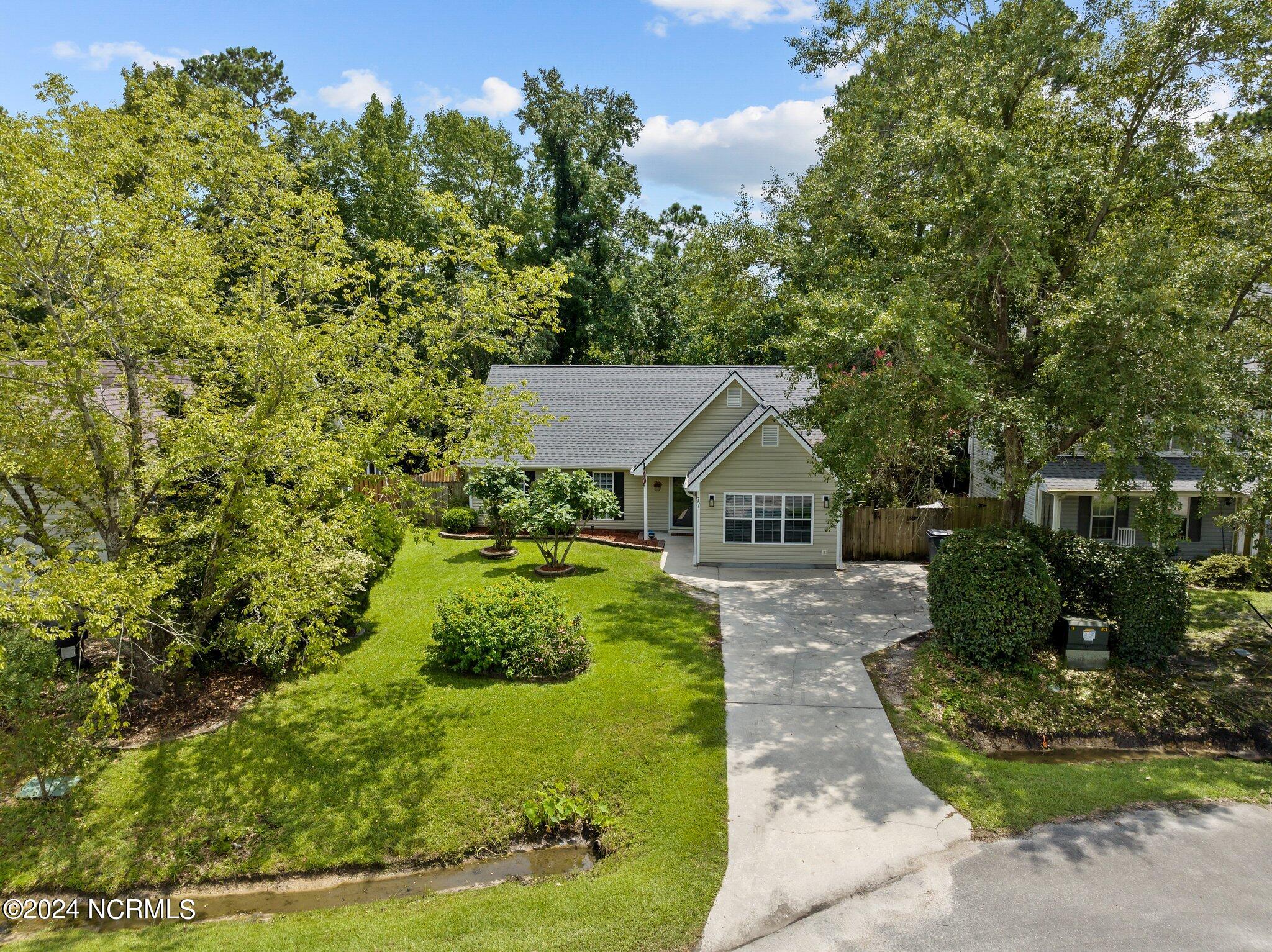 754 Oak Branches Close SE