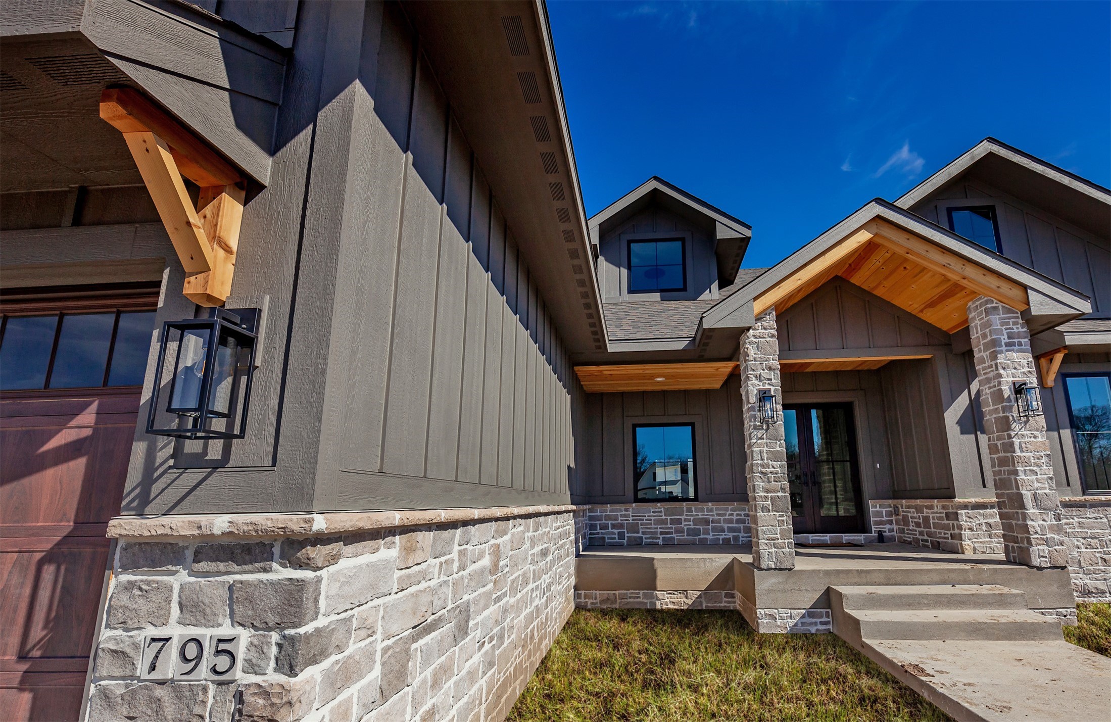 795 Canterbury Circle