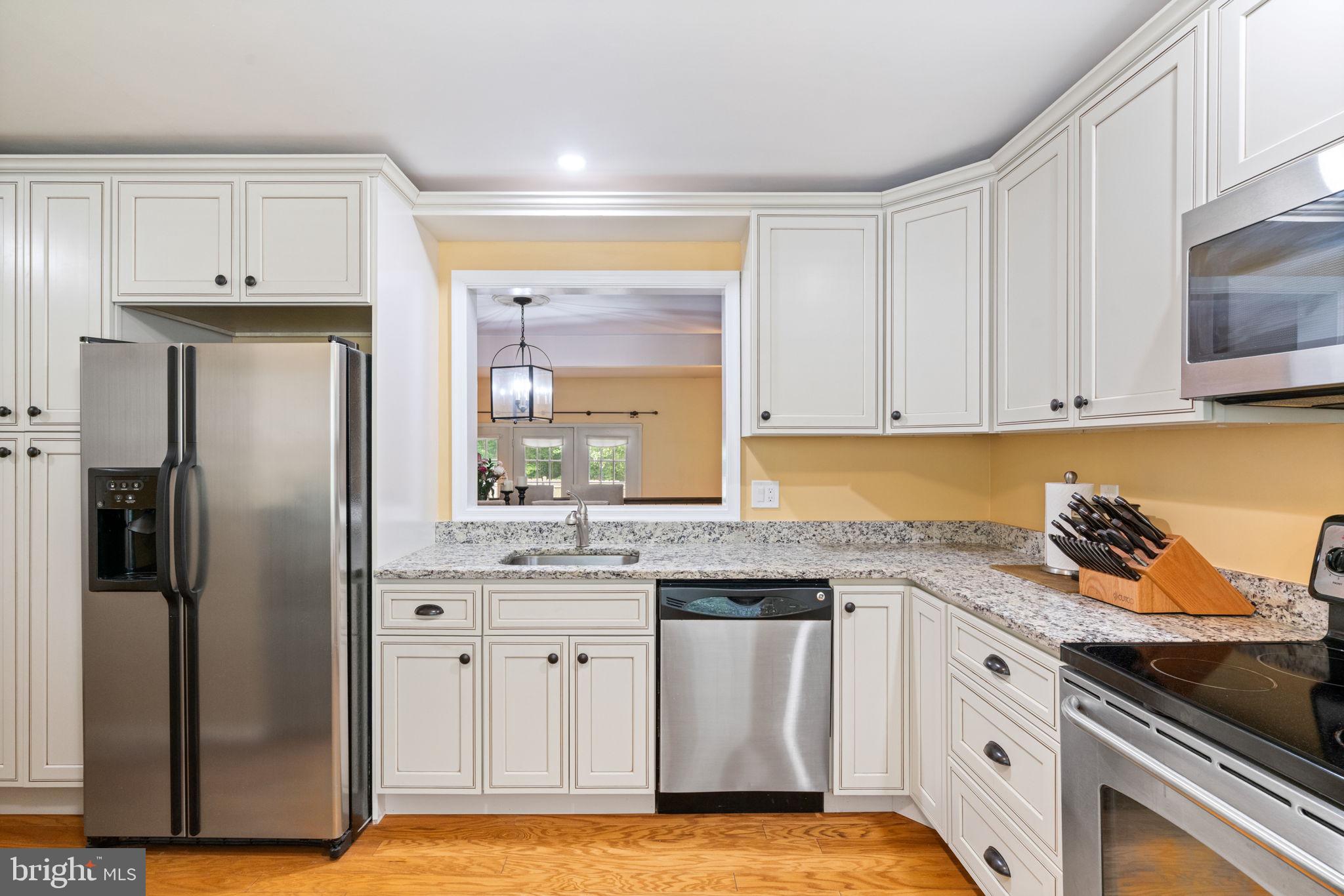 10334 Hampshire Green Ave