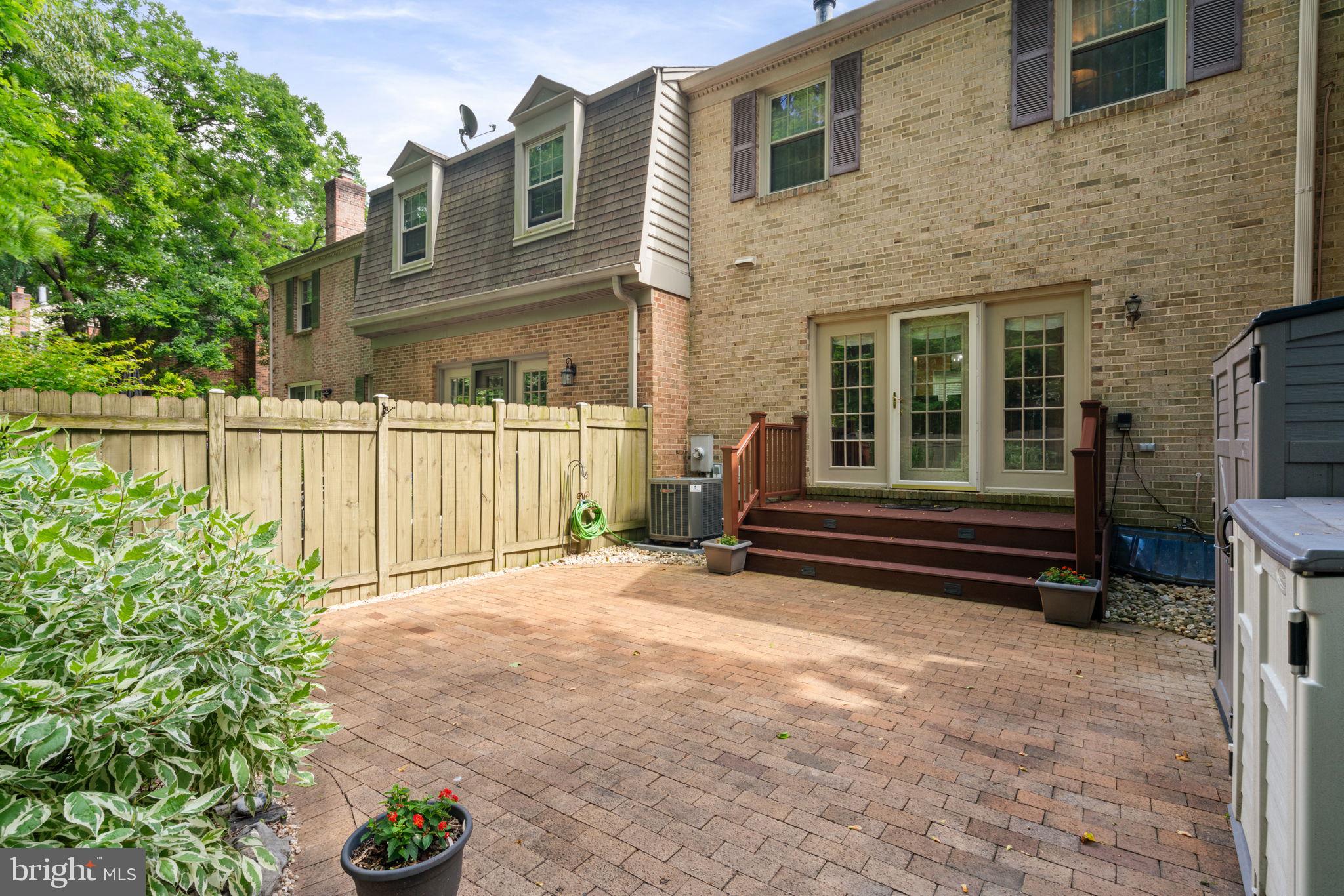 10334 Hampshire Green Ave