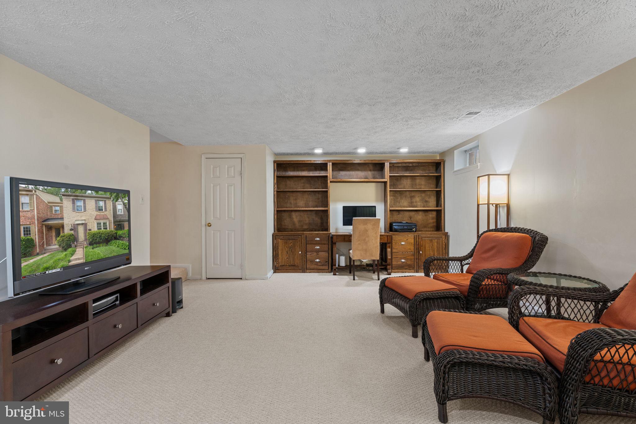 10334 Hampshire Green Ave