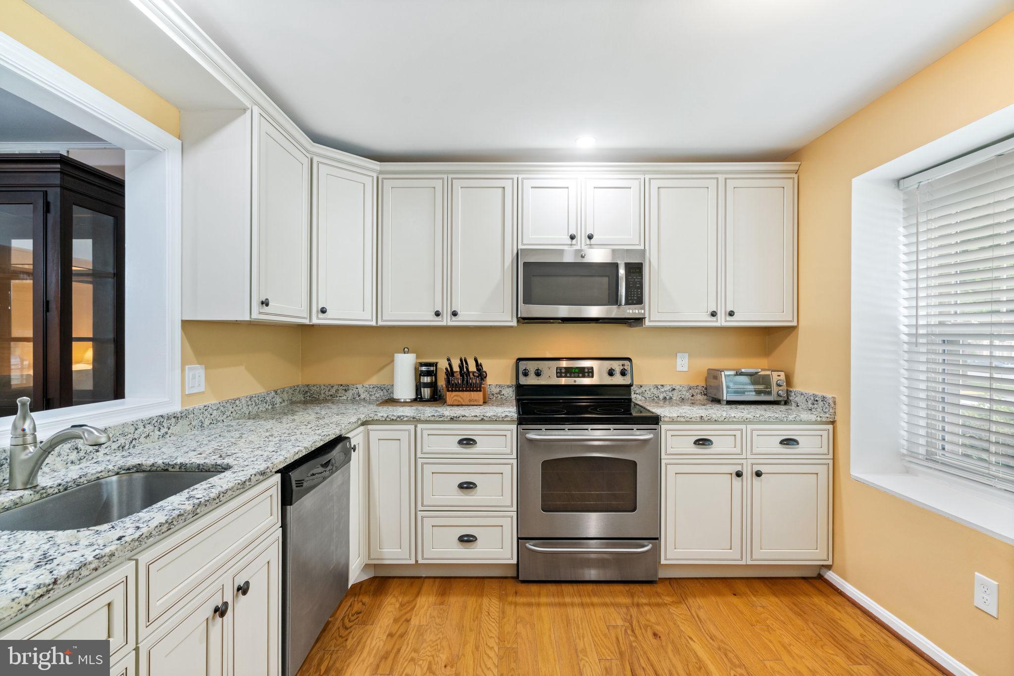 10334 Hampshire Green Ave