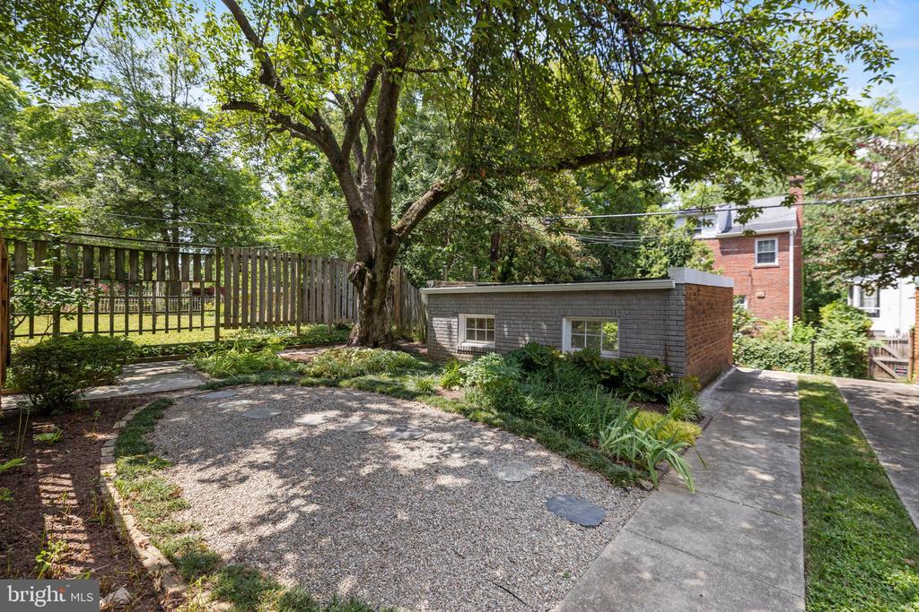 3415 Fessenden St NW