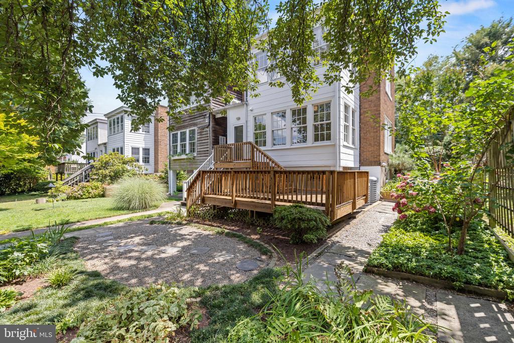 3415 Fessenden St NW