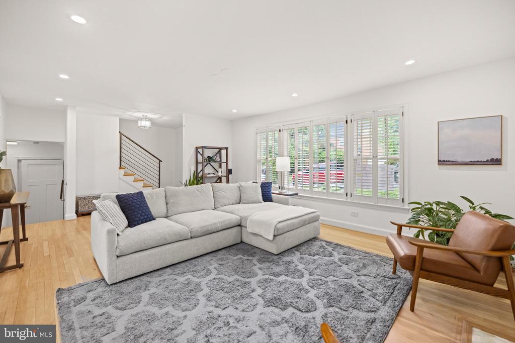 2833 Arizona Ter NW
