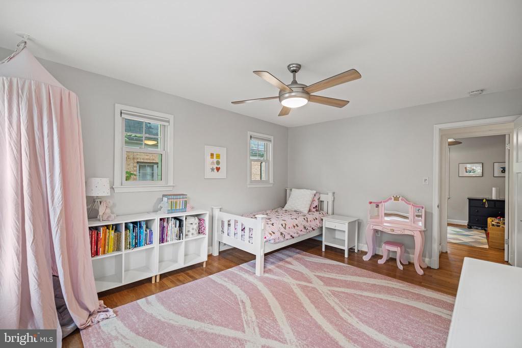 2833 Arizona Ter NW