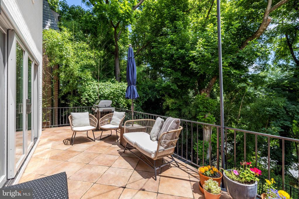 2833 Arizona Ter NW