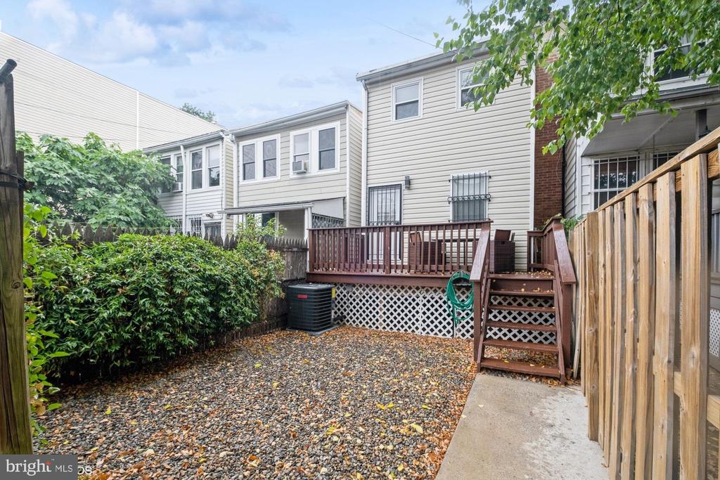 728 Fairmont St NW