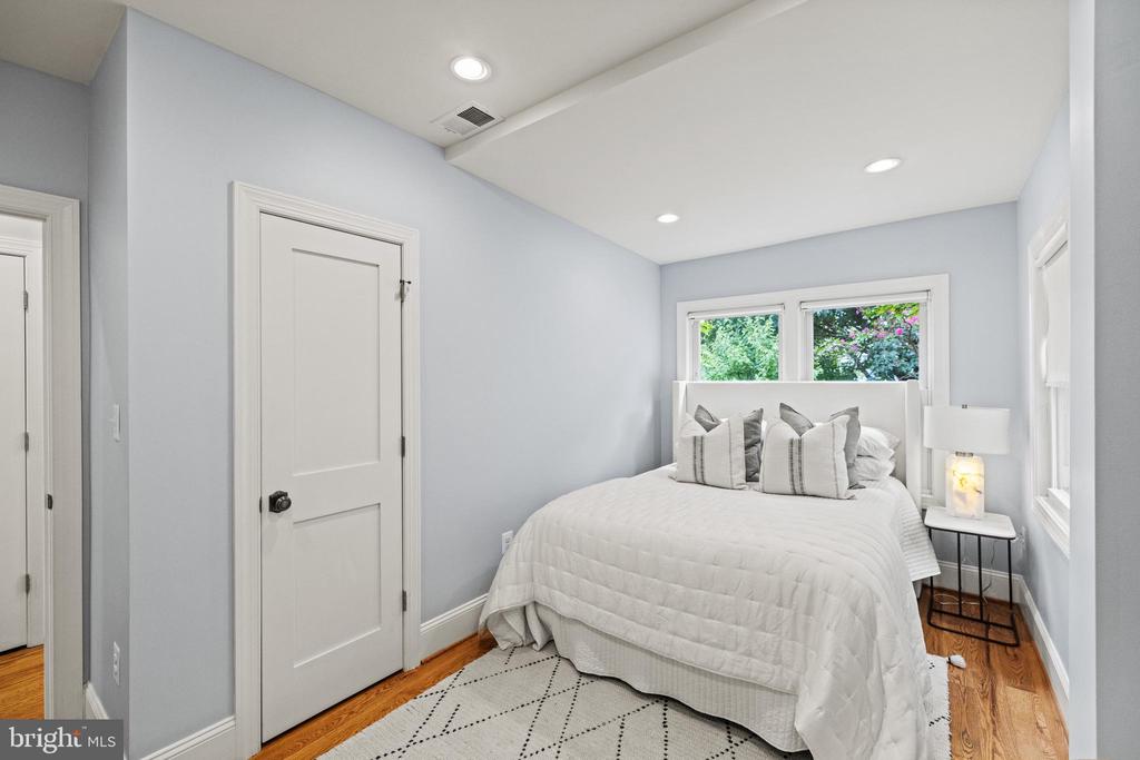 1346 Longfellow St NW