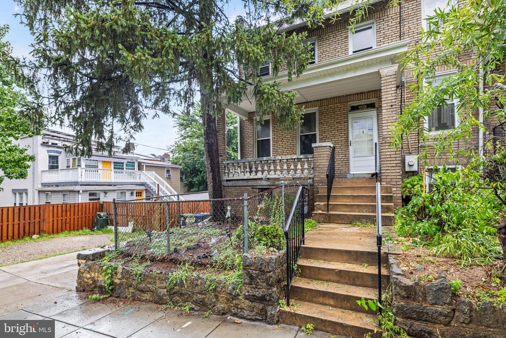907 Buchanan St NW