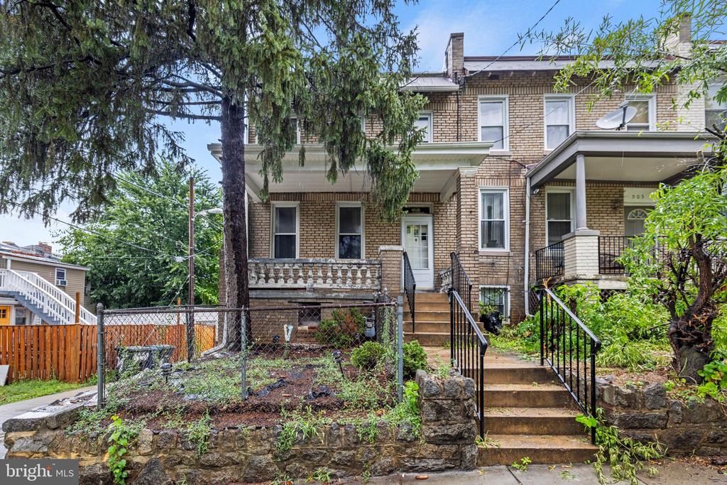 907 Buchanan St NW