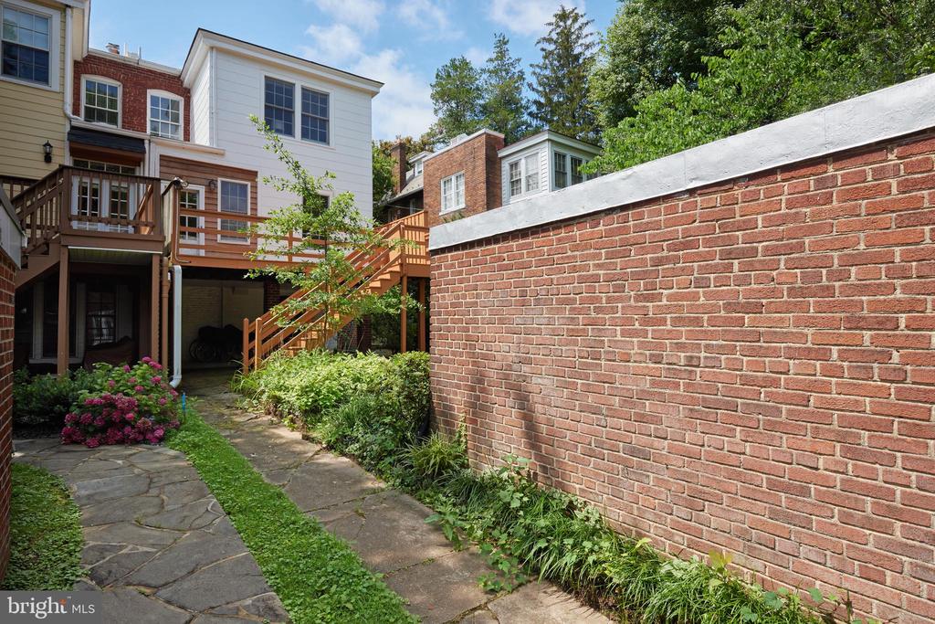 3407 Fessenden St NW