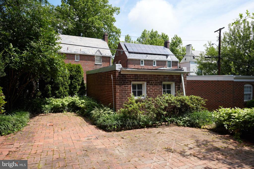 3407 Fessenden St NW
