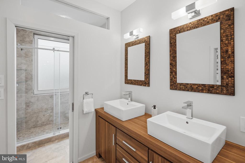 523 MONTANA AVENUE NE Unit: 525A
