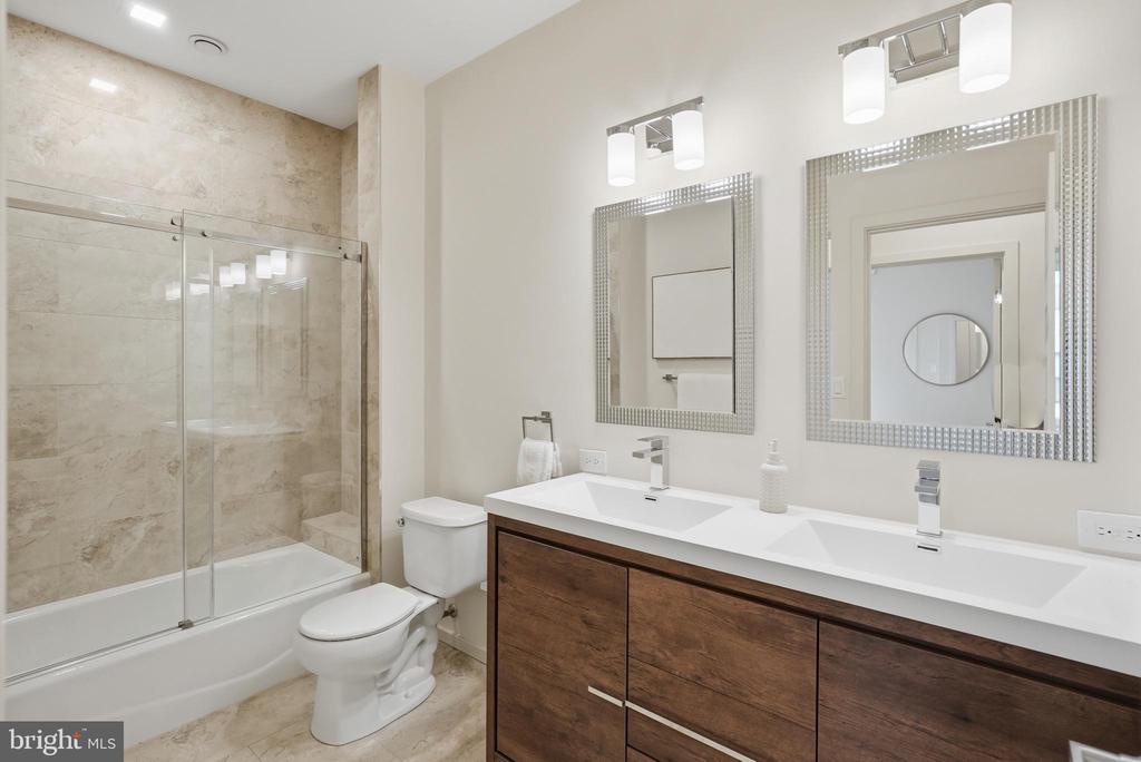 523 MONTANA AVENUE NE Unit: 525A
