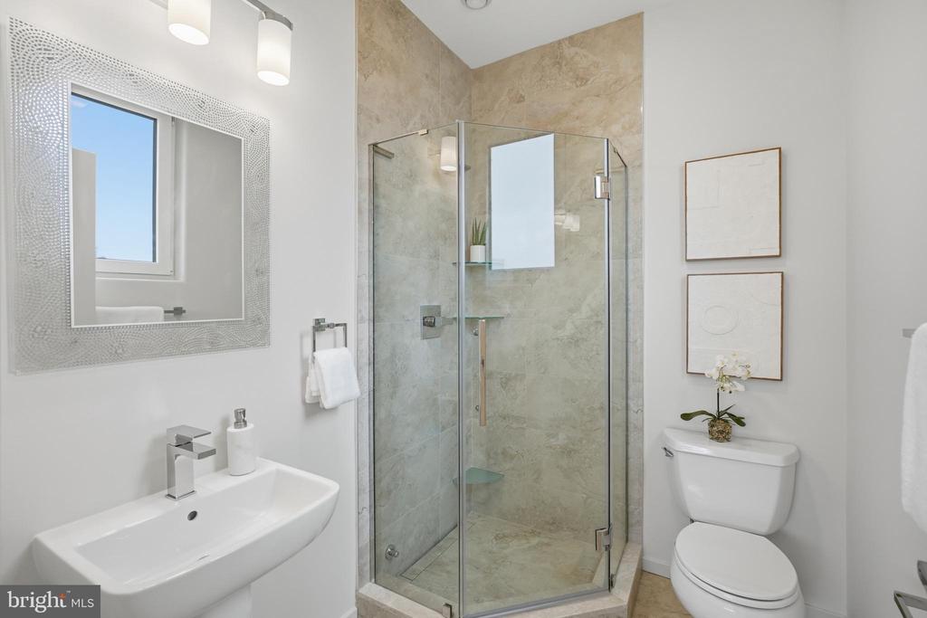 523 MONTANA AVENUE NE Unit: 525A