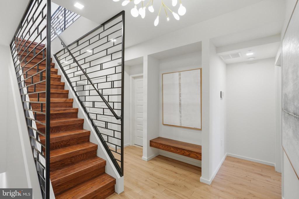 523 MONTANA AVENUE NE Unit: 525A