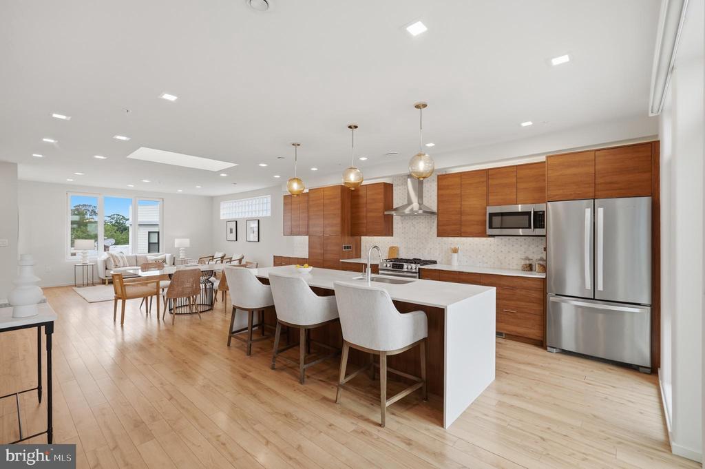 523 MONTANA AVENUE NE Unit: 525A