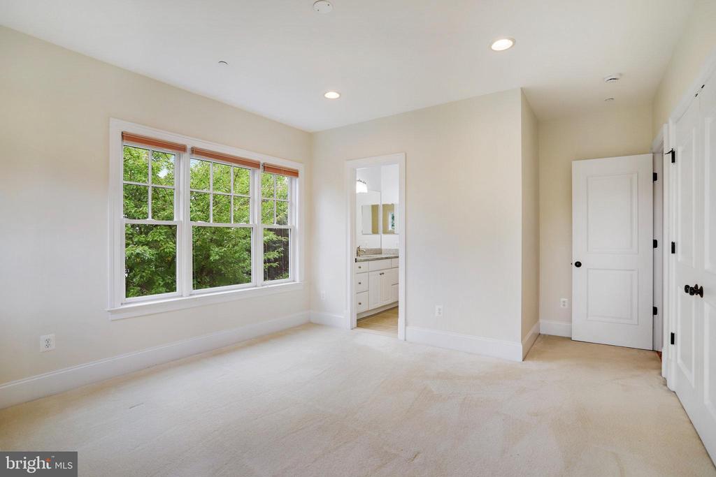 6108 LANDON LANE