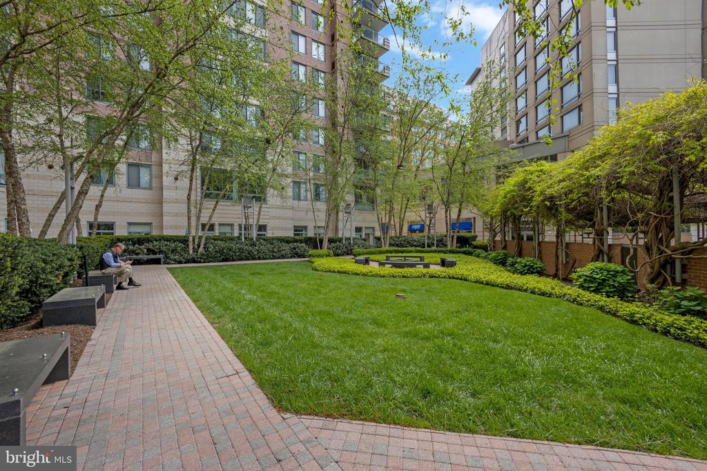 851 N GLEBE ROAD Unit: 1911