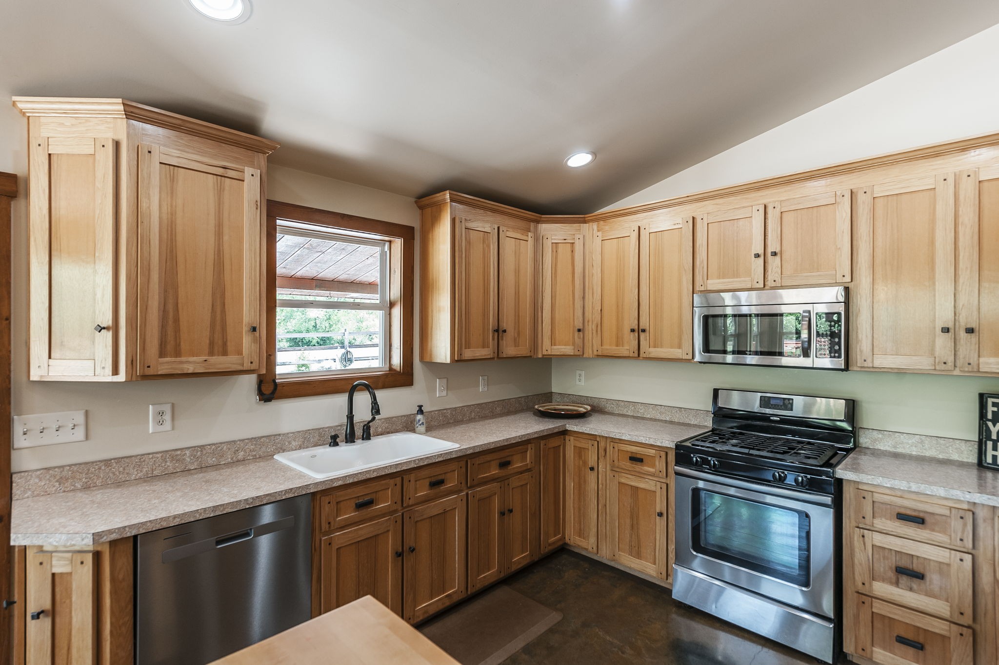 208 Harris Ln