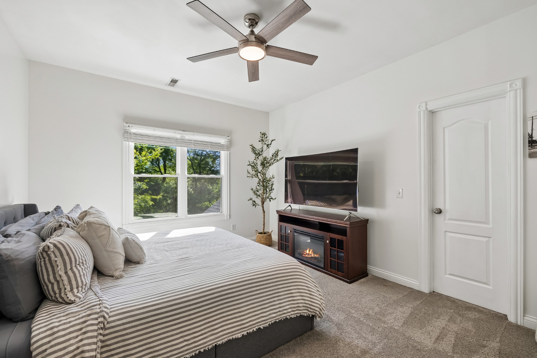 1011 Rosemont Ter