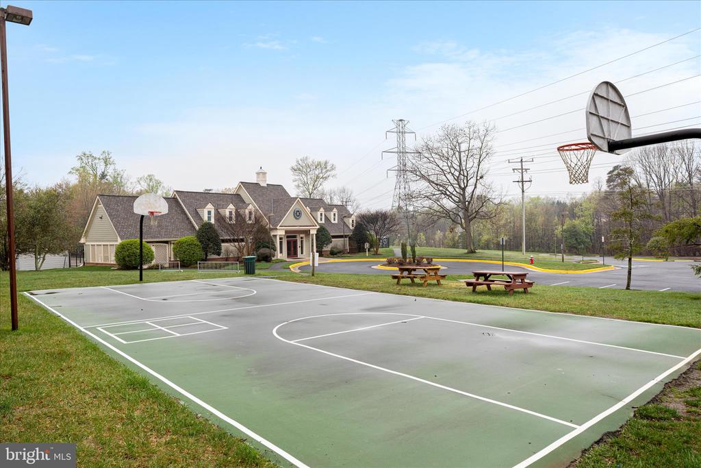 9107 MEADOWCREEK LANE