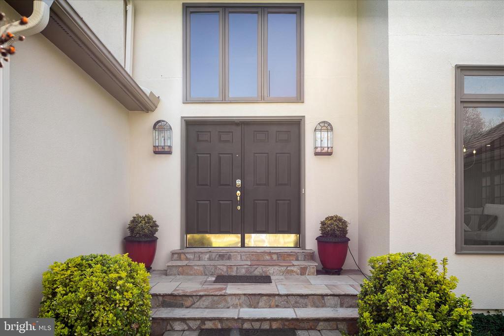 9107 MEADOWCREEK LANE