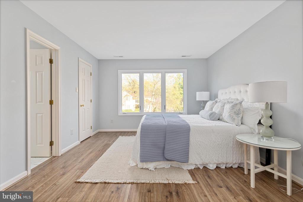 9107 MEADOWCREEK LANE