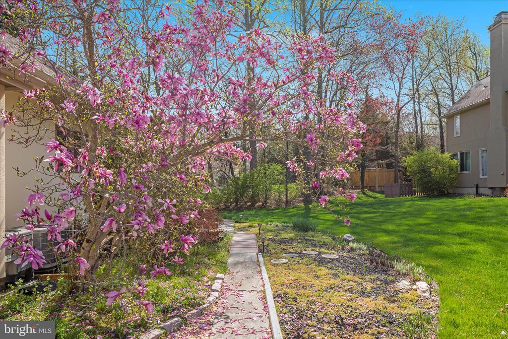 9107 MEADOWCREEK LANE