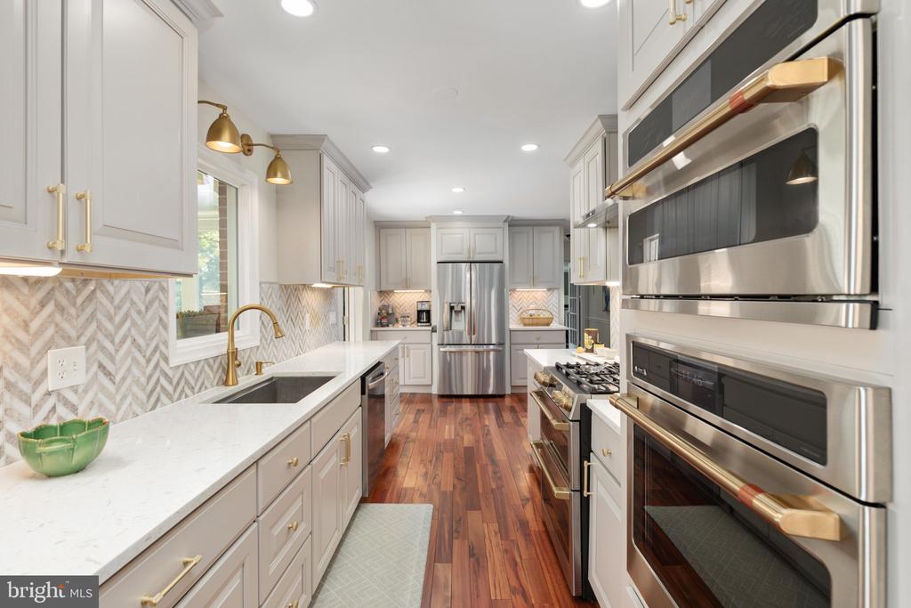 10618 SHADOW LANE