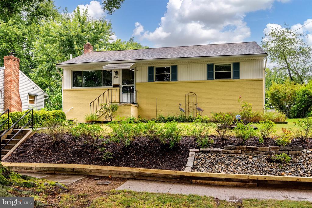 754 WARREN DRIVE