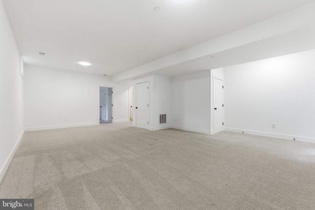 916 WATERVIEW DRIVE
