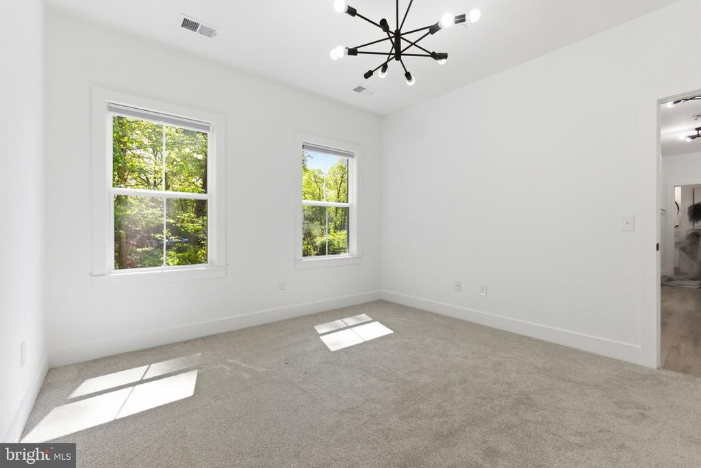 916 WATERVIEW DRIVE