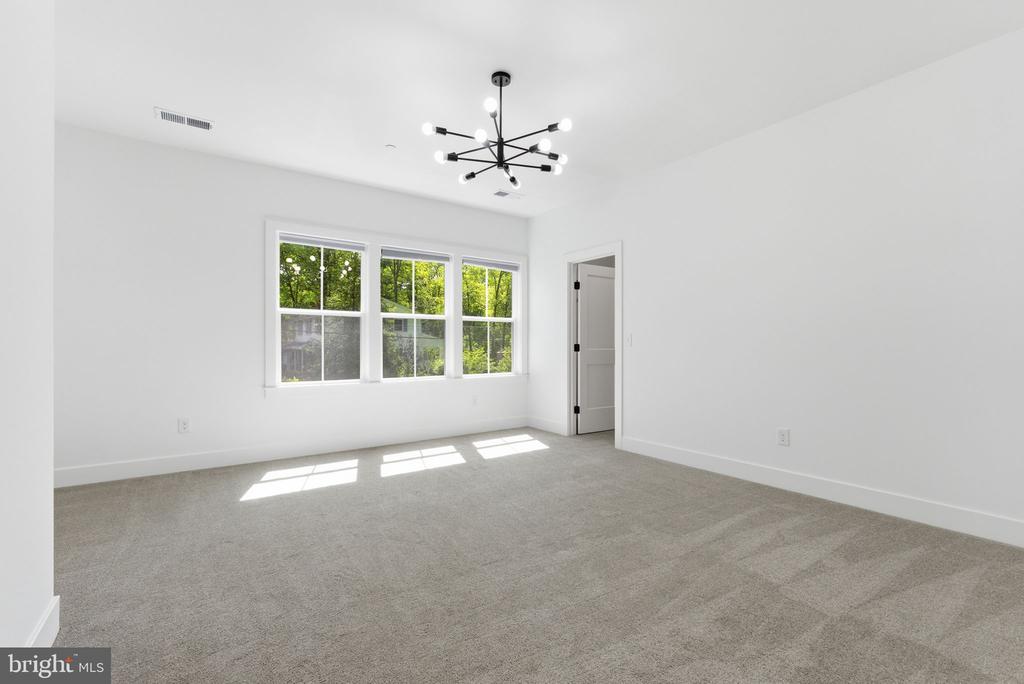 916 WATERVIEW DRIVE