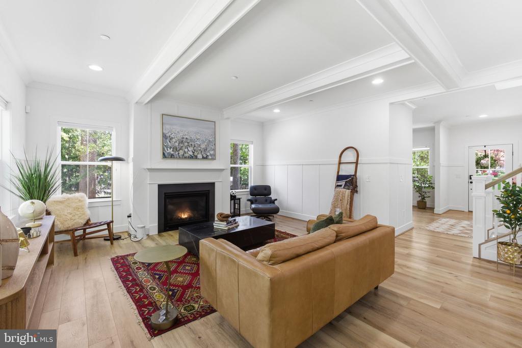 916 WATERVIEW DRIVE