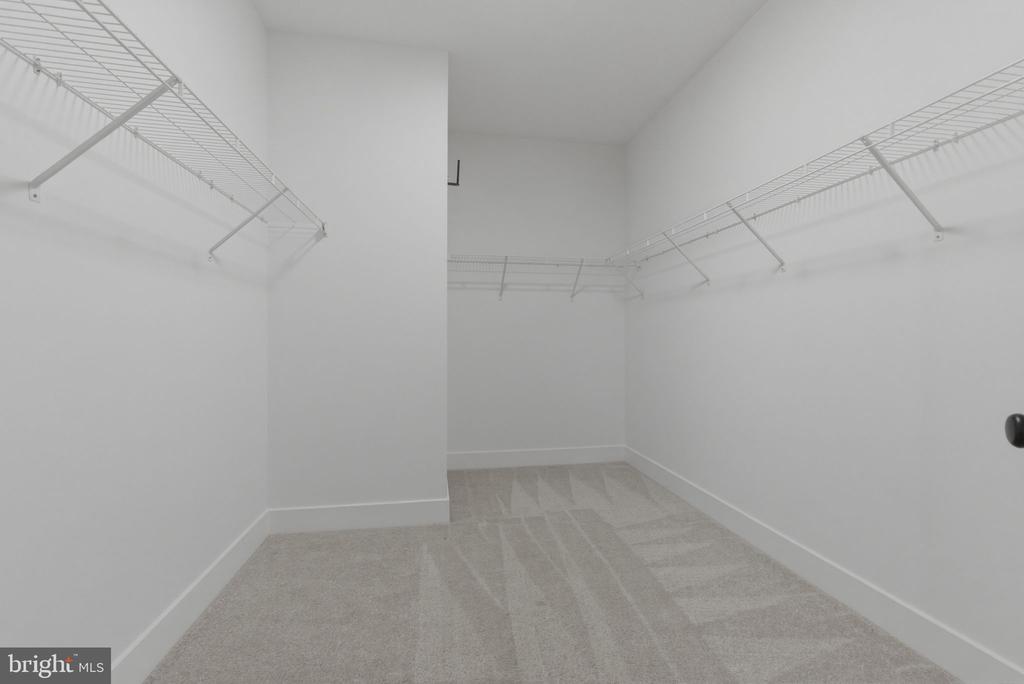 916 WATERVIEW DRIVE
