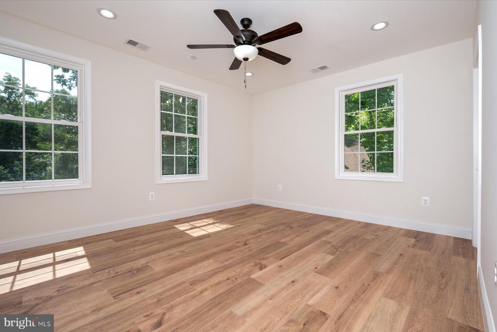 1400 LOWER VIEW COURT