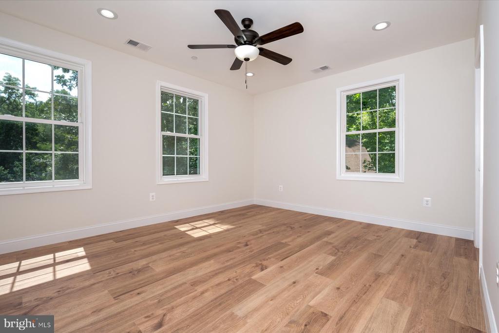 1400 LOWER VIEW COURT
