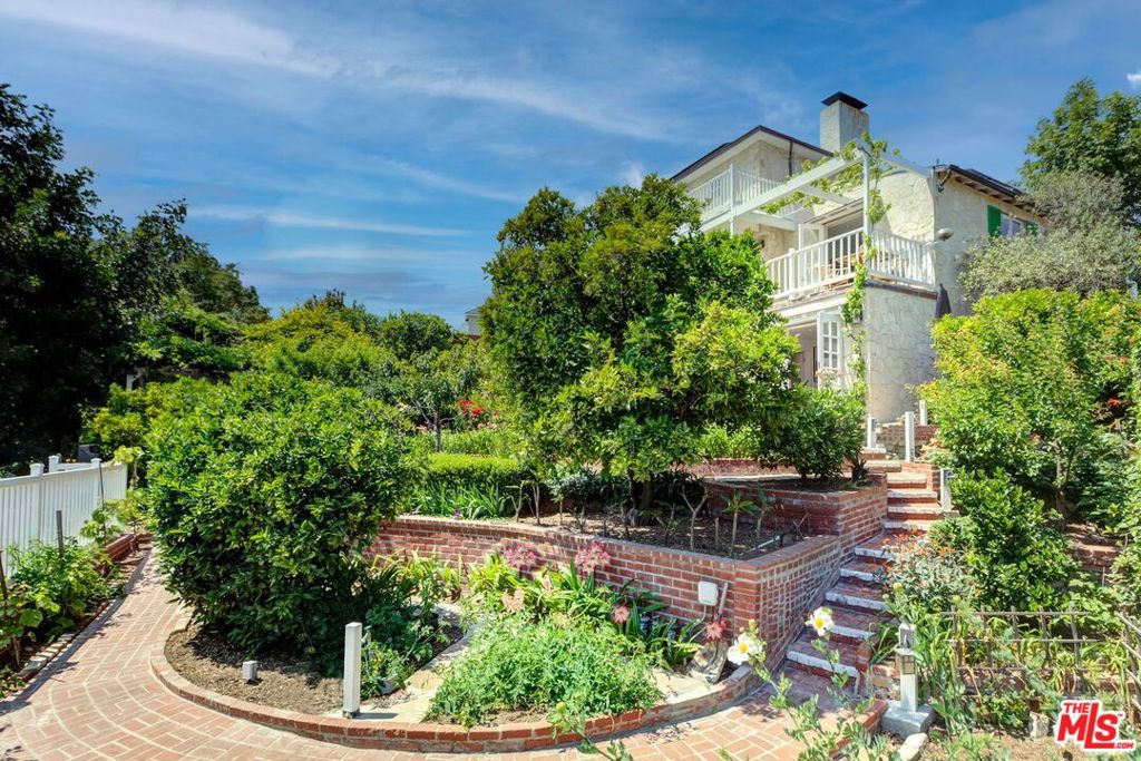 2379 Panorama Terrace