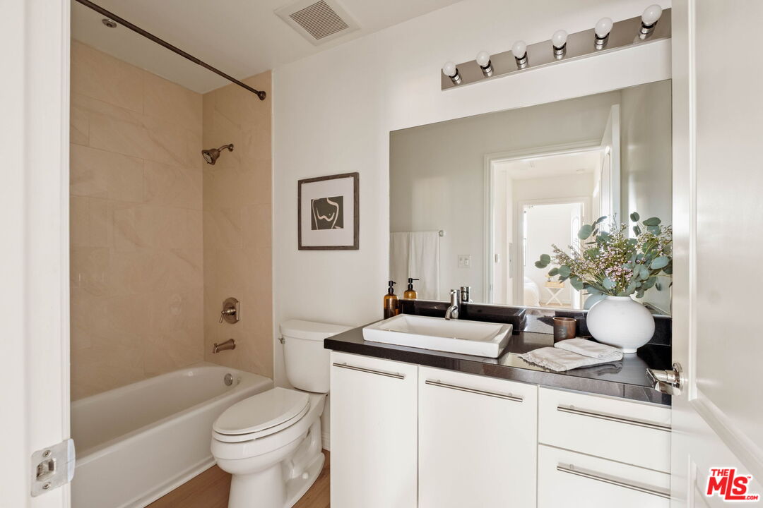 230 S Jackson St Unit: 301