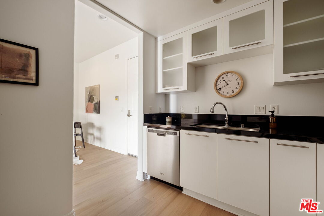 230 S Jackson St Unit: 301