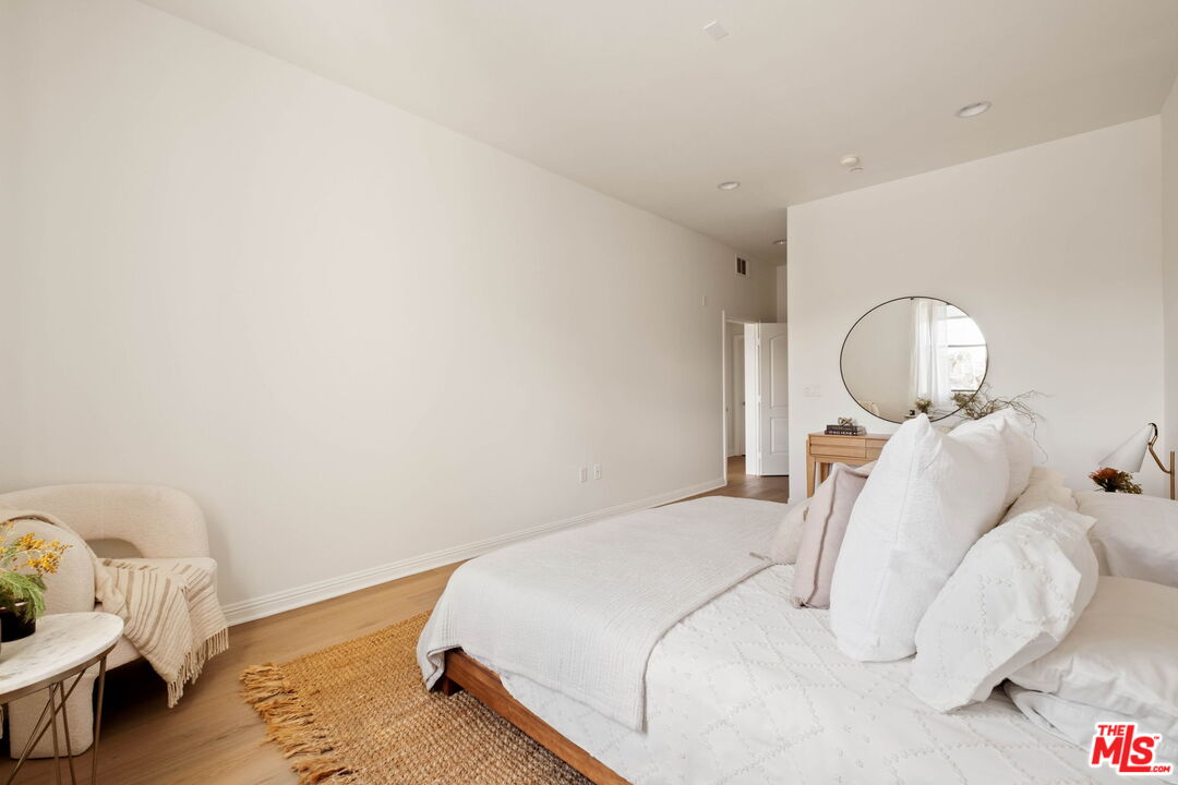 230 S Jackson St Unit: 301