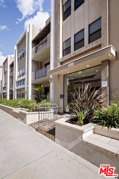 230 S Jackson St Unit: 301