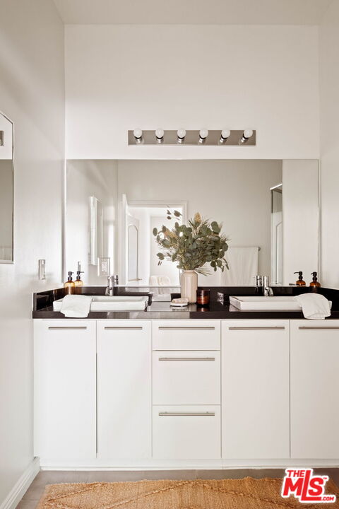 230 S Jackson St Unit: 301