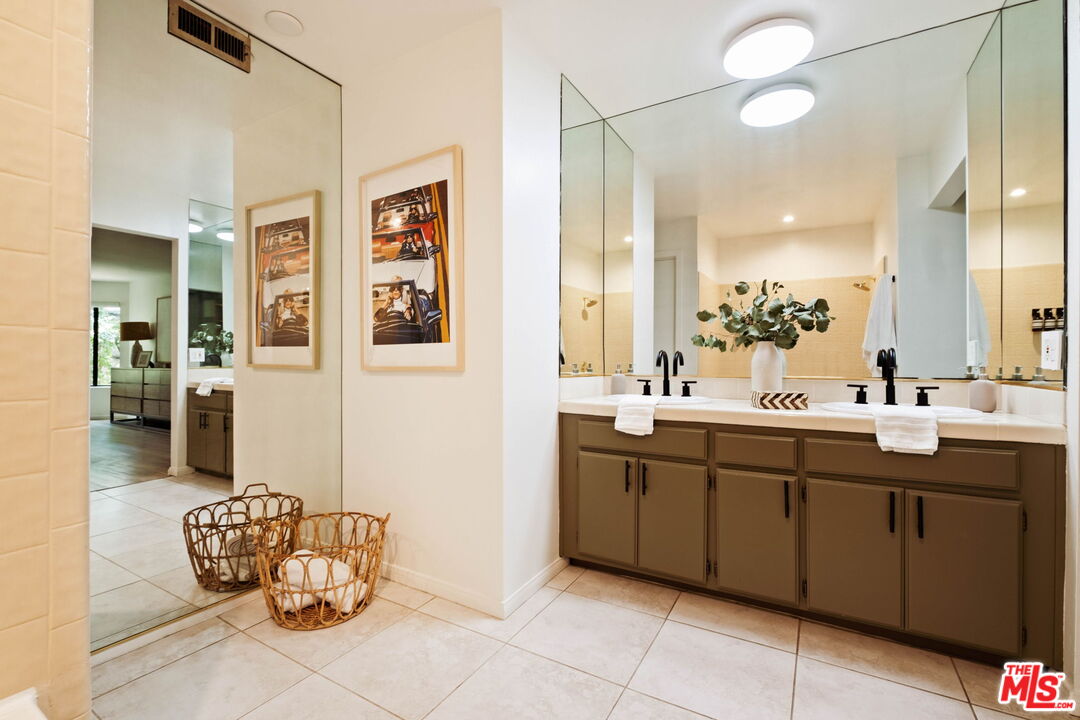 1942 Grace Ave Unit: 118