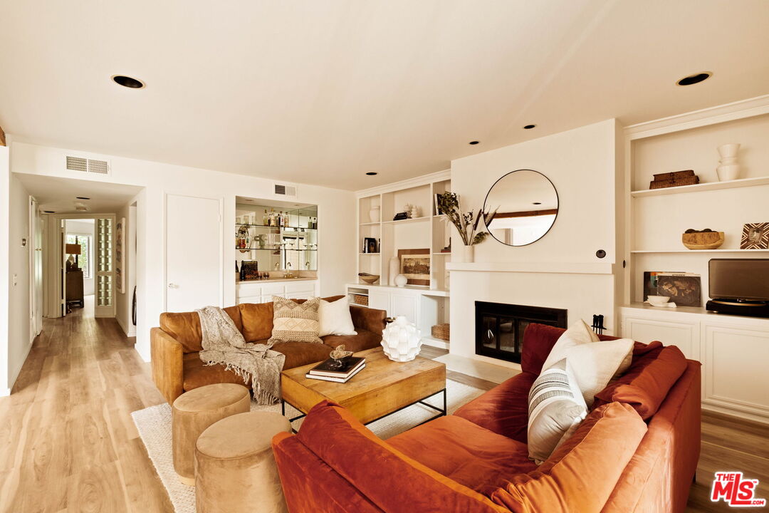 1942 Grace Ave Unit: 118