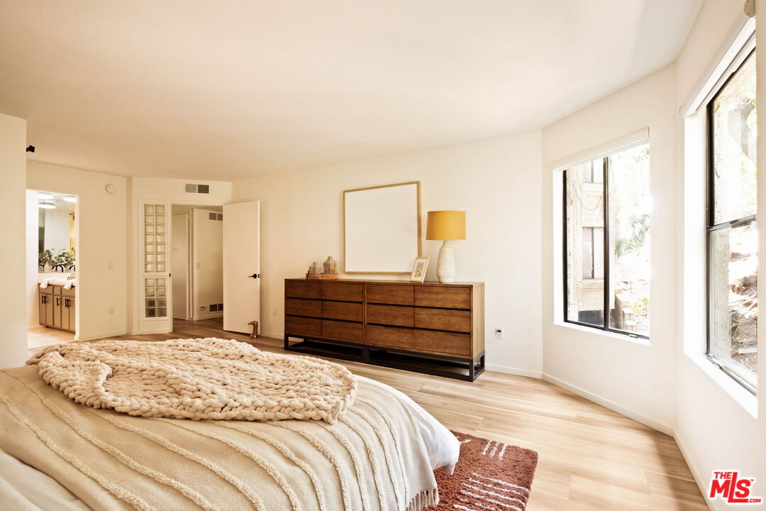 1942 Grace Ave Unit: 118