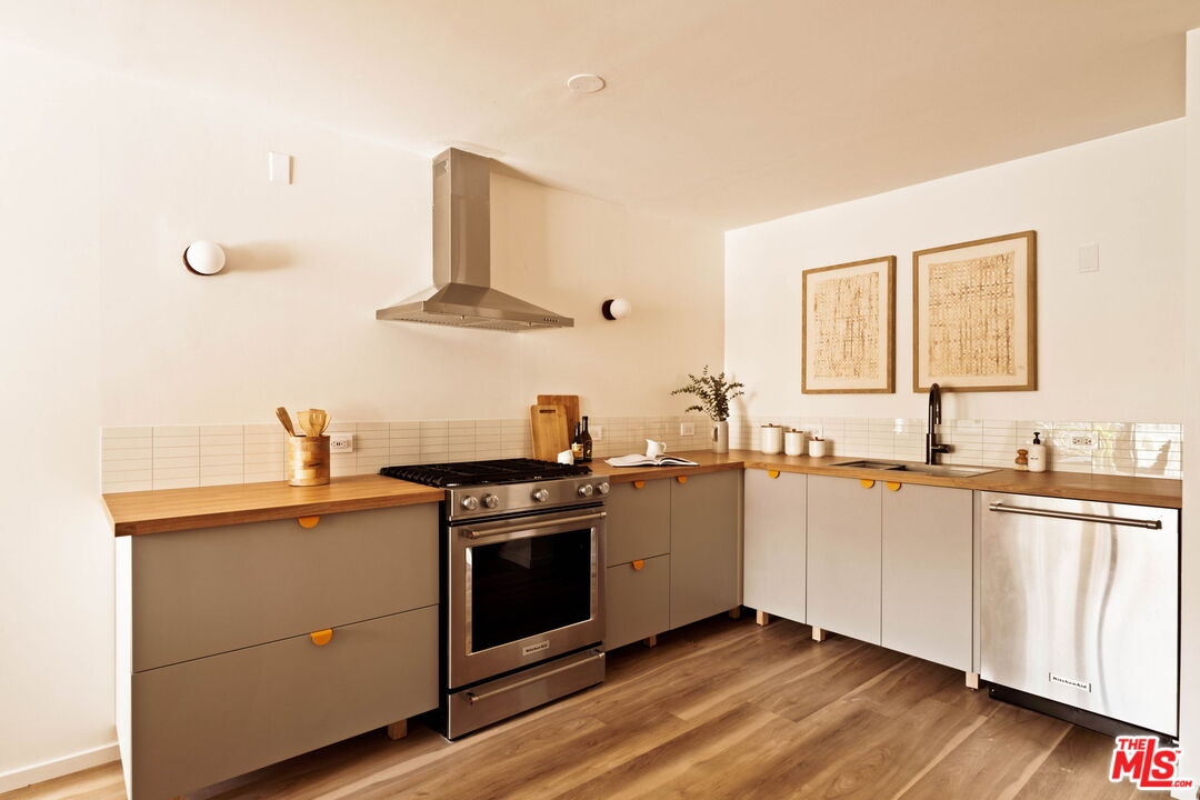 1942 Grace Ave Unit: 118